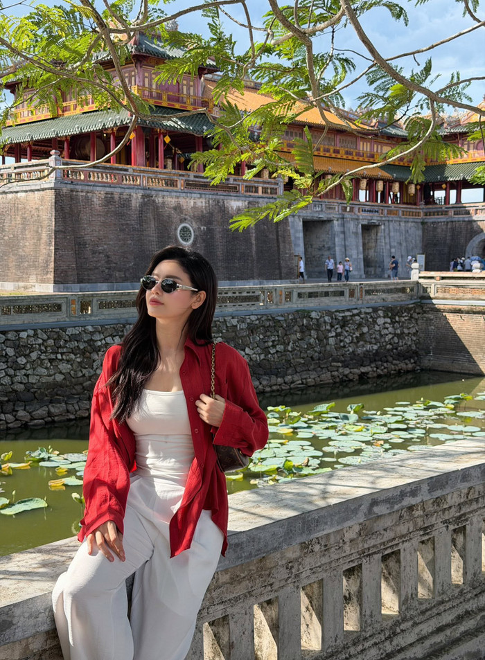 Trương Quỳnh Anh khoe vẻ đẹp mộng mơ giữa Cố đô Huế. (Nguồn: FBNV)