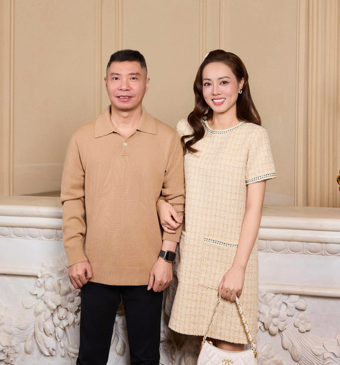 NSND Công Lý được vợ yêu thương hết mực. Ảnh: FBNV