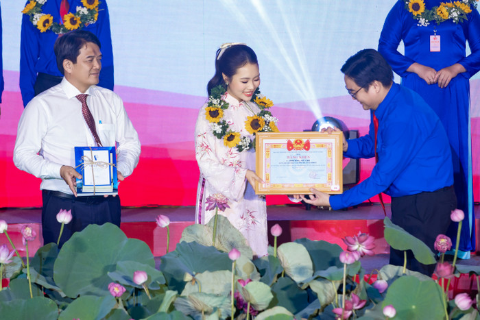 Phương Mỹ Chi được tuyên dương danh hiệu “Thanh niên tiên tiến Thành phố Hồ Chí Minh làm theo lời Bác” năm 2026 theo quyết định của UBND Thành phố.