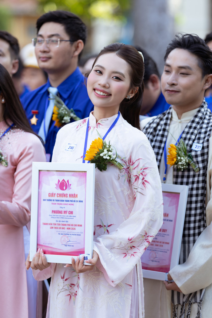 Phương Mỹ Chi rạng rỡ khi được trao chứng nhận danh giá tại sự kiện.