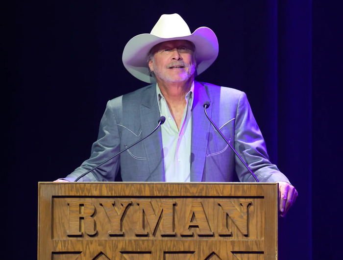 Huyền thoại nhạc đồng quê Alan Jackson đang chuẩn bị khép lại sự nghiệp biểu diễn bằng liveshow cuối cùng.