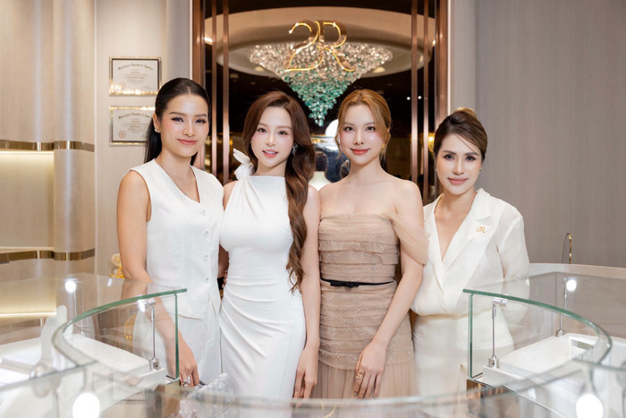 Huyền Baby nổi bật giữa hội chị em, chứng minh sức hút không suy giảm ở tuổi U40. (Nguồn: FBNV)