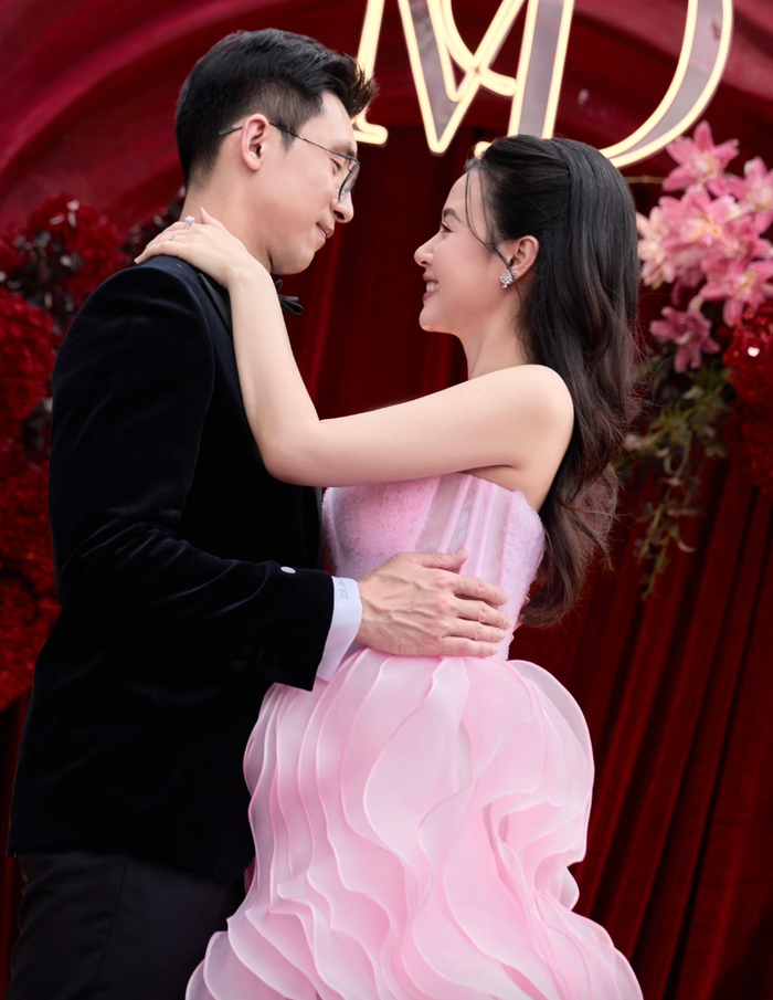 Midu cười tươi rói khi chụp ảnh cùng ông xã. Ảnh: FBNV