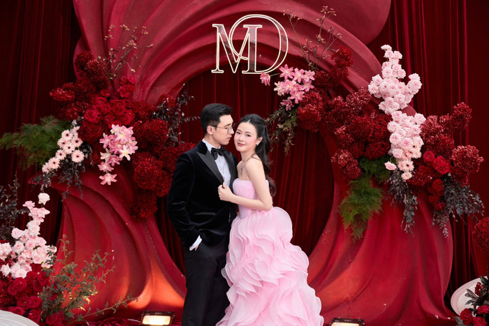 Chồng Midu dành ánh nhìn tình tứ cho vợ. Ảnh: FBNV