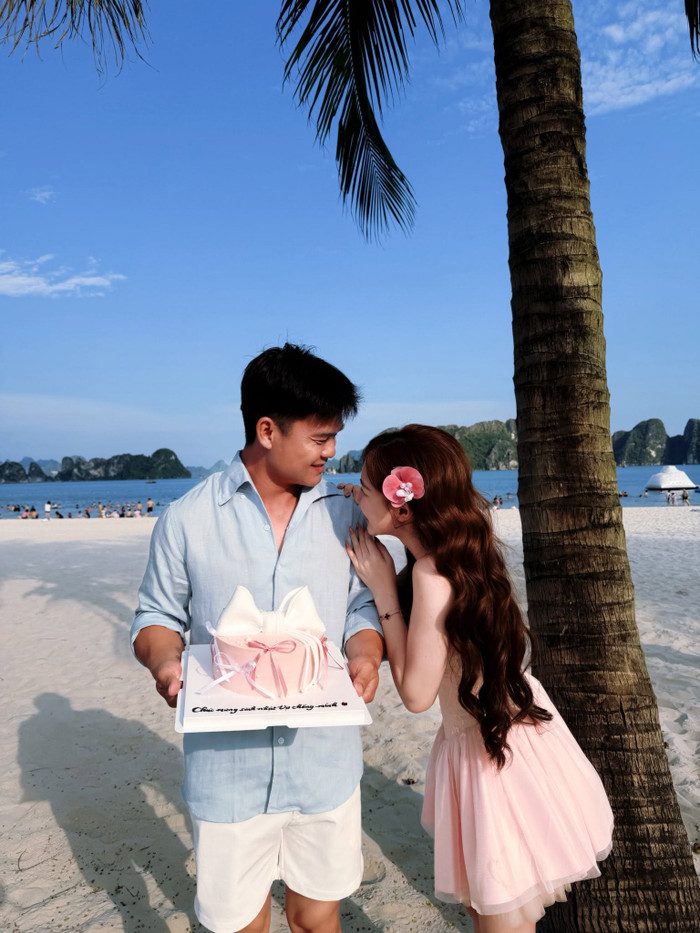 Chồng Hòa Minzy luôn tranh thủ thời gian rảnh để đưa vợ đi du lịch. Ảnh: FBNV