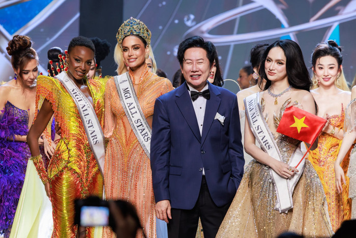 Hương Giang cùng hai hoa, á hậu chụp hình với ông Nawat tại chung kết MGI All Stars. Ảnh: FBNV
