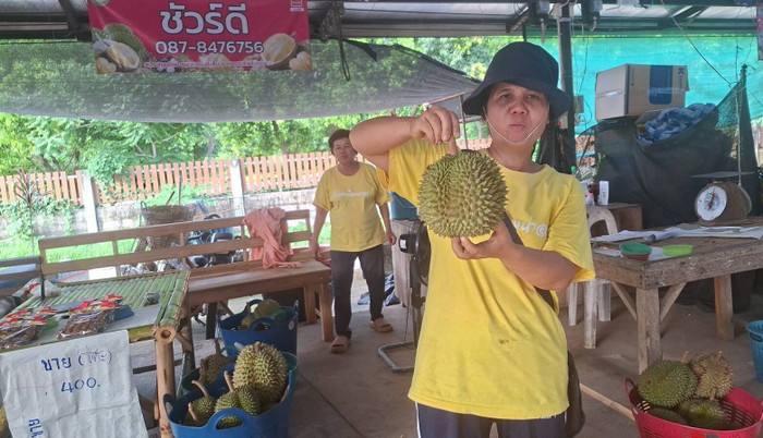 Bổ quả sầu riêng, người nông dân 'đứng hình' vì cảnh tượng kỳ dị bên trong Ảnh 3
