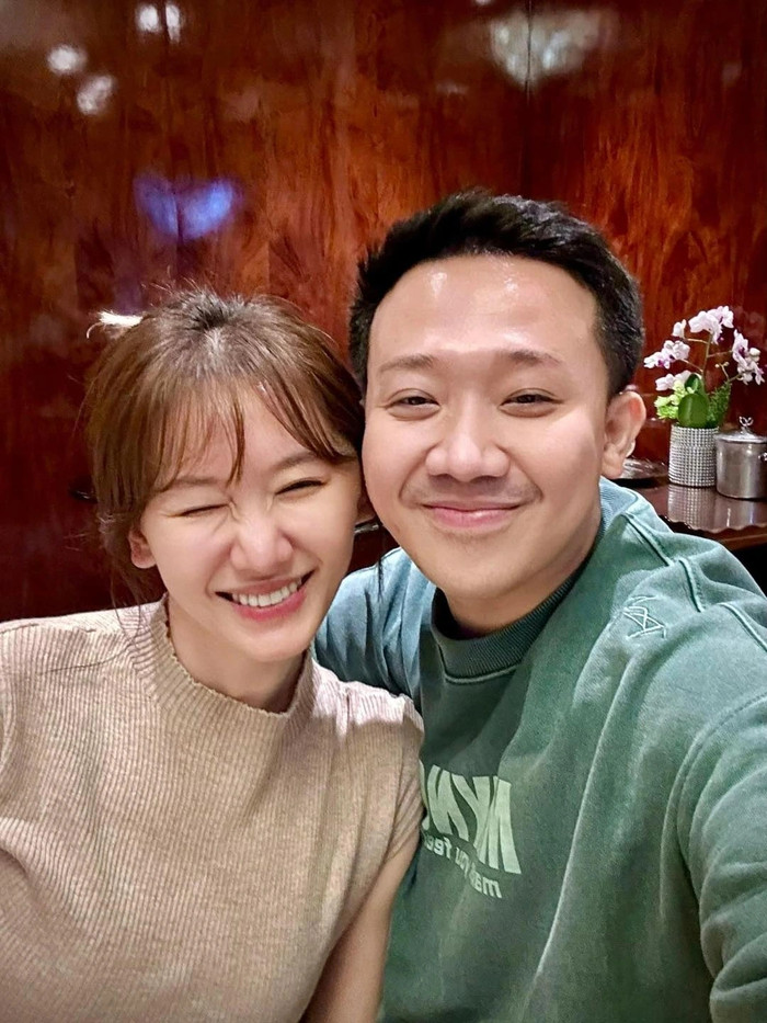 Hari Won bên cạnh ông xã Trấn Thành.