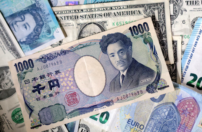Đồng yên tiếp tục suy yếu khi nhà đầu tư tìm đến đồng USD như một tài sản trú ẩn an toàn. Ảnh: REUTERS.&nbsp;