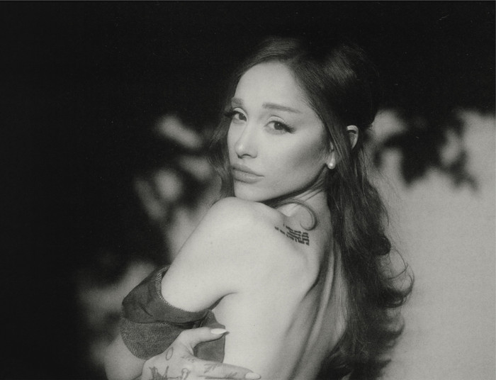 'hate that i made you love me': Ariana Grande trưởng thành hay đánh mất bản sắc? Ảnh 4