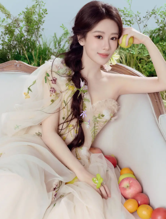 Thần thái cuốn hút giúp Dương Tử tiếp tục khẳng định sức hút của một trong những tiểu hoa hàng đầu Cbiz. Ảnh: Sohu