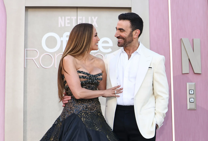 Jennifer Lopez và bạn diễn kém 11 tuổi - Brett Goldstein.