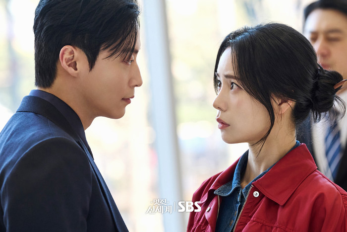 Tác phẩm thuộc thể loại xuyên không, hài lãng mạn với sự góp mặt của Lim Ji Yeon và Heo Nam Jun. Phim kể về Kang Dan Sim, một ác nữ thời Joseon bị ép uống thuốc độc nhưng bất ngờ xuyên đến năm 2026 và nhập vào thân xác một nữ diễn viên vô danh. Từ đây, cô liên tục gặp phải những tình huống dở khóc dở cười khi thích nghi với thế giới hiện đại và vướng vào mối quan hệ đặc biệt với người thừa kế tập đoàn Cha Se Gye.