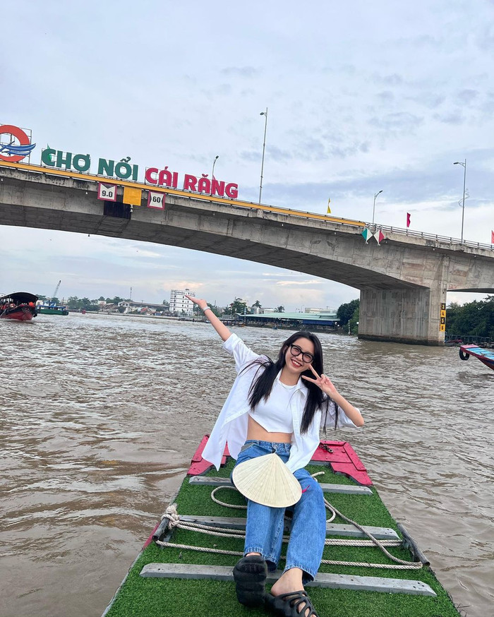Du khách thích thú khi đến với chợ nổi Cái Răng.