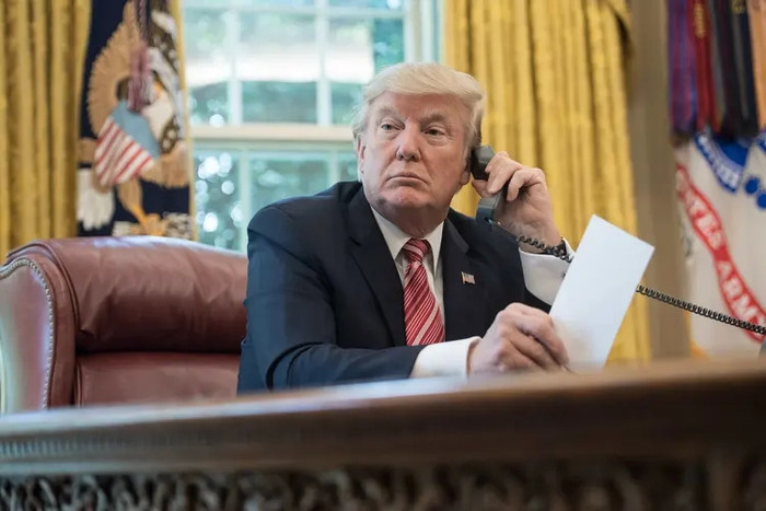 Tổng thống Donald Trump chờ thực hiện cuộc điện đàm với Thủ tướng Ireland Leo Varadkar tại Phòng Bầu dục ngày 27/6/2017. Ảnh: Nicholas Kamm/AFP/Getty Images.