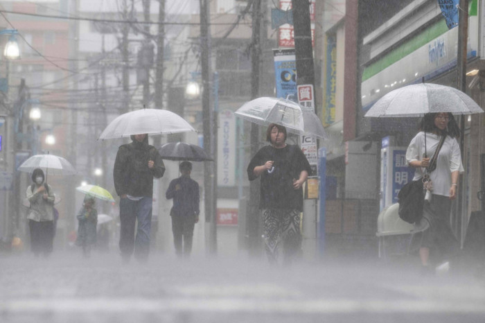 Người dân di chuyển trong mưa lớn do bão nhiệt đới Jangmi gây ra ở Kawasaki hôm thứ Tư. (Ảnh: AFP-JIJI)&nbsp;