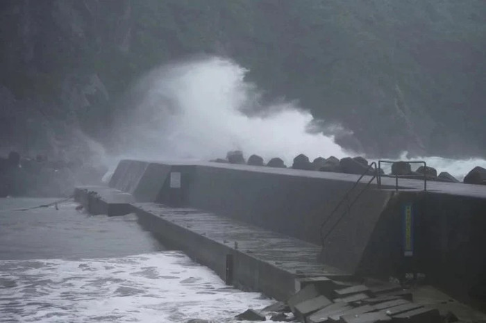 Sóng lớn xuất hiện tại thành phố Kushima, tỉnh Miyazaki vào sáng 2/6. Ảnh: Japan Times.&nbsp;