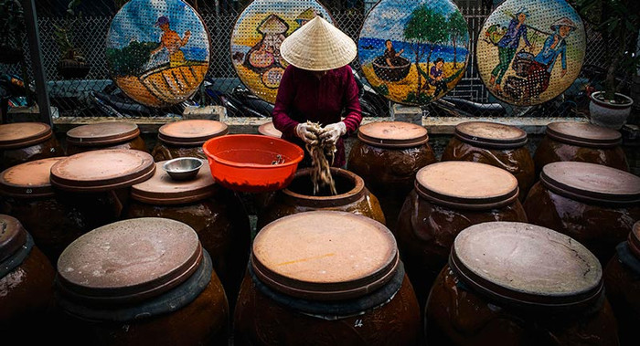 Ít người biết ở quê Mỹ Tâm có một làng nước mắm hơn 100 năm tuổi, mùi biển thấm vào từng nếp nhà Ảnh 2