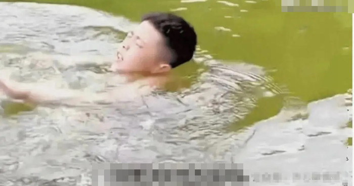 Cứu bé trai đuối nước, người đàn ông nhận 38 triệu rồi làm một việc khiến ai cũng rơi nước mắt Ảnh 1
