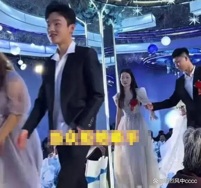 Đưa tay về phía phù rể giữa lễ cưới, cô gái nhận phản ứng khiến cả hội trường xôn xao Ảnh 3