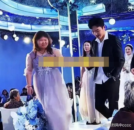 Đưa tay về phía phù rể giữa lễ cưới, cô gái nhận phản ứng khiến cả hội trường xôn xao Ảnh 2
