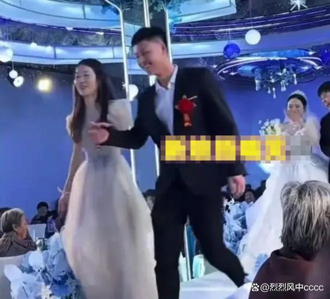 Đưa tay về phía phù rể giữa lễ cưới, cô gái nhận phản ứng khiến cả hội trường xôn xao Ảnh 4