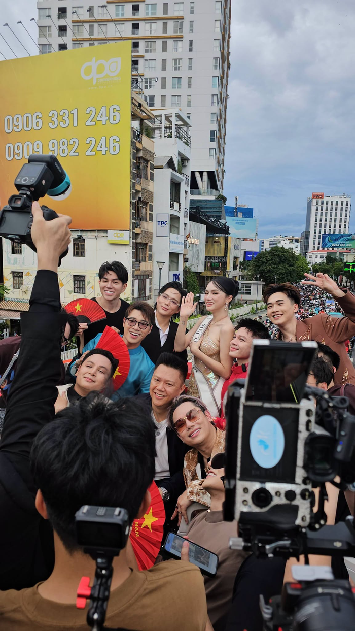 Clip khán giả vây kín Hương Giang ngay sau khi vừa về nước, quang cảnh gây ngỡ ngàng Ảnh 2