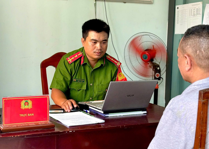 Công an phường Phú Thủy, tỉnh Lâm Đồng hỗ trợ anh N.T.K nhận lại tài sản bị chuyển khoản nhầm. Ảnh: Trang TTĐT Bộ Công an
