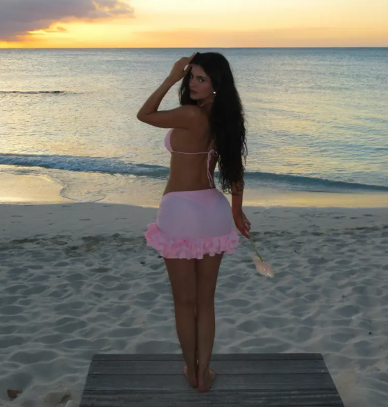 Kylie Jenner chọn kiểu tóc gợn sóng tự nhiên. Ảnh: IGNV