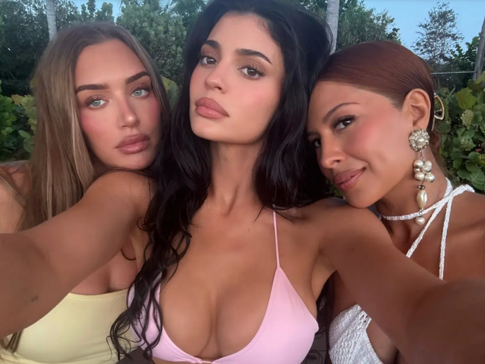 Kylie Jenner xuất hiện cùng bạn bè Stassie Karanikolaou và Yris Palmer. Ảnh: IGNV