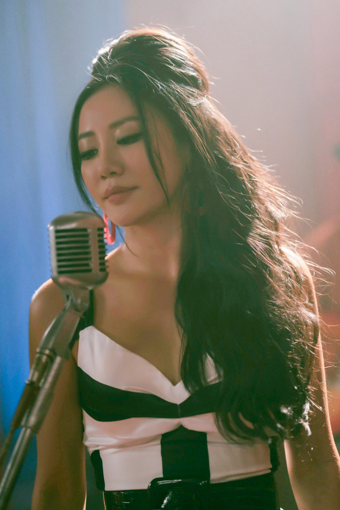 Trong Mesdames Thanh Sắc, ca sĩ Văn Mai Hương hóa thân thành Julie Thanh Lan, một ca sĩ phòng trà biểu diễn tại vũ trường Kim Đô.