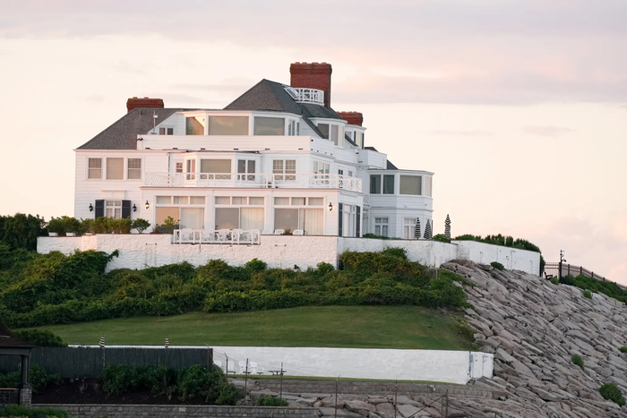Rhode Island (Mỹ) ban đầu được lựa chọn làm nơi tổ chức lễ cưới của Taylor Swift và Travis Kelce.