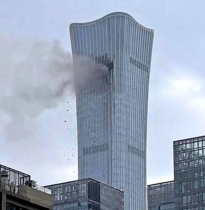 Ngày 26/6, khói bốc lên từ tòa tháp CITIC, tòa nhà cao nhất Bắc Kinh, được cho là đã bị một máy bay hạng nhẹ đâm vào tường ngoài. (Ảnh: X)&nbsp;