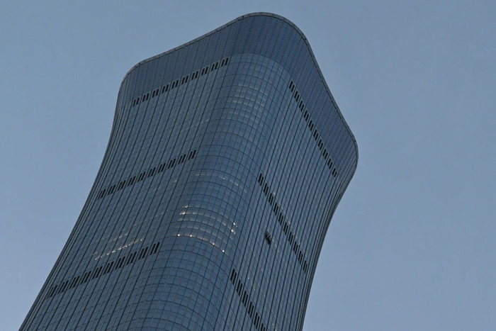 Hình ảnh hư hại ở bên hông tòa tháp Citic tại Bắc Kinh ngày 26 tháng 6. Ảnh: Getty Images