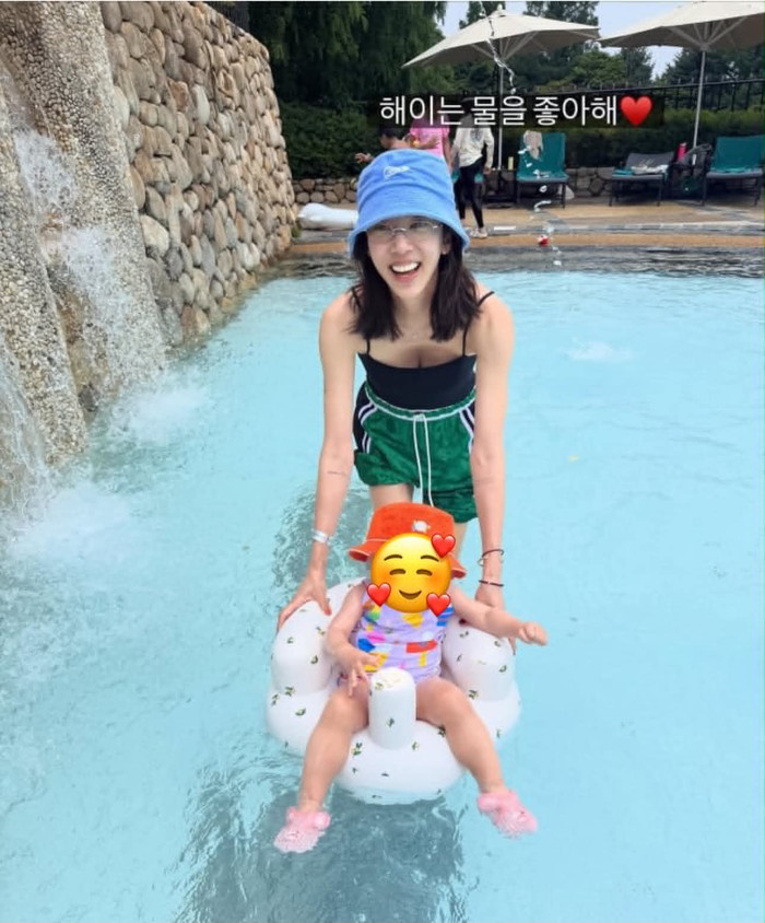 Son Dam Bi trong loạt ảnh trong kỳ nghỉ hè bên chồng và con gái.