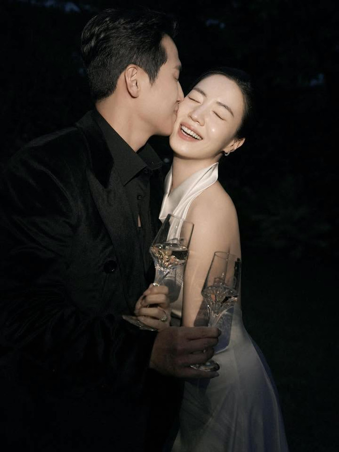 Ảnh cưới ngọt ngào của nữ diễn viên Ryu Hwa Young cùng chồng doanh nhân. Ảnh: SNS