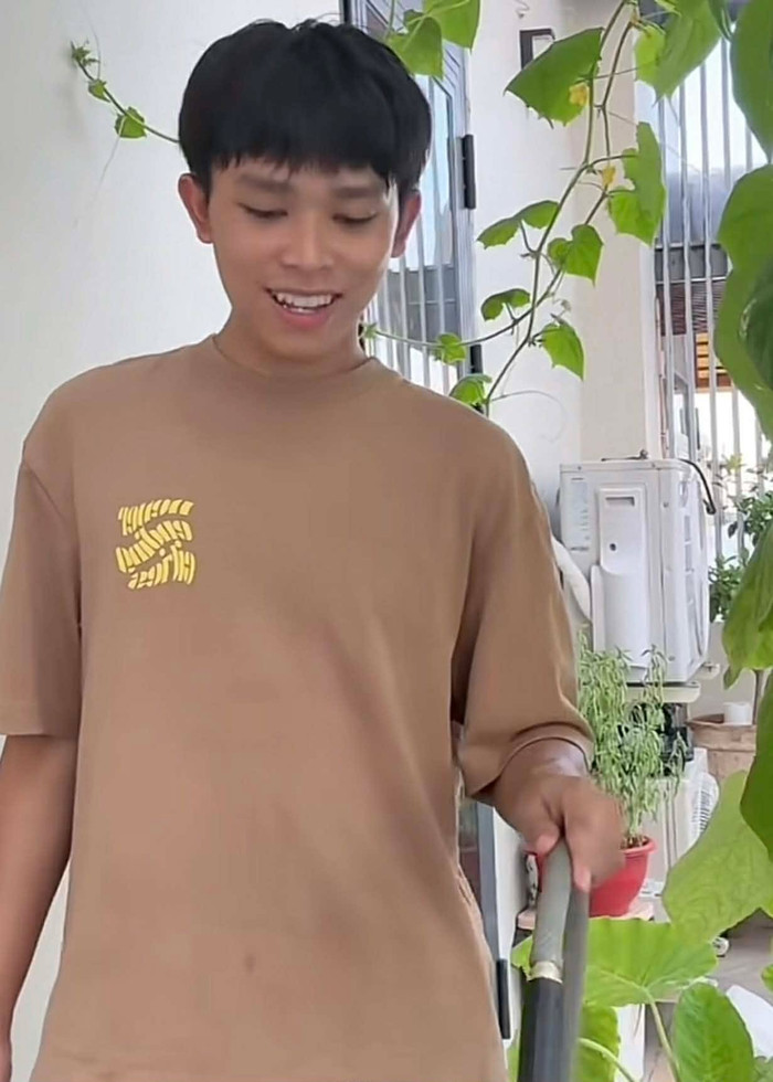 Hồ Văn Cường lần đầu tiên thực hiện vlog chia sẻ cuộc sống đời thường đến với người hâm mộ.