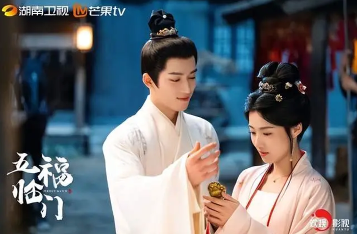 Ngũ Phúc Lâm Môn mang đến không khí vui tươi với những câu chuyện tình duyên đầy duyên dáng của năm chị em nhà họ Lệ. Ảnh: Mango TV