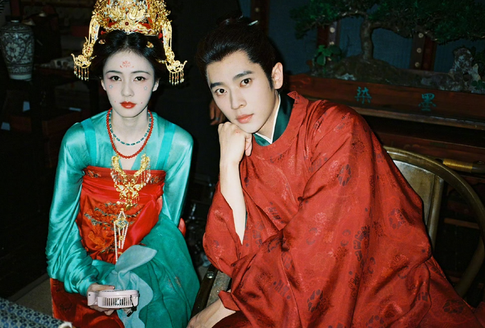 Mới đây, Bạch Lộc đăng tải loạt ảnh hậu trường của bộ phim Mạc Ly trên trang cá nhân (Ảnh: Weibo).