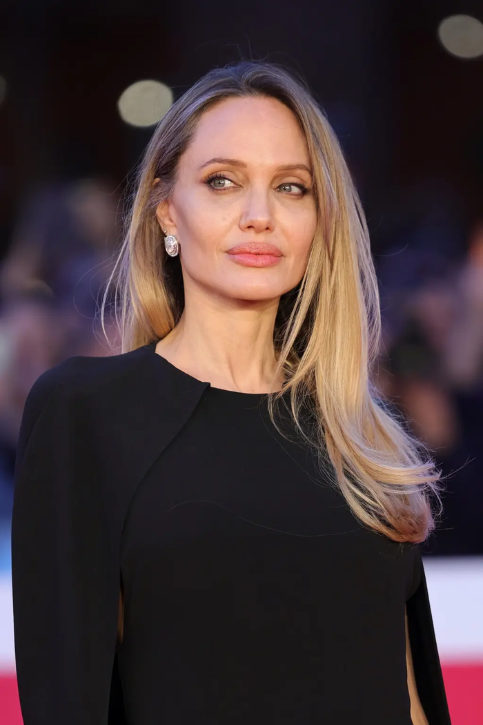 Angelina Jolie thừa nhận chưa hẹn hò kể từ khi ly hôn cách đây gần 10 năm.