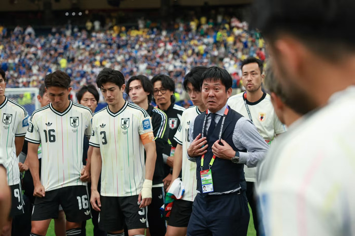 HLV Hajime Moriyasu đau đớn chấp nhận thất bại trước Brazil, khép lại hành trình World Cup và giấc mơ vô địch của Nhật Bản. Ảnh: FIFA