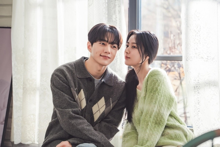 Cũng lên sóng trong ngày 4/7, Love In Sync mang màu sắc hài lãng mạn pha kỳ ảo. Phim kể về một cựu thần tượng chuyển hướng sang diễn xuất và một chuyên gia tư vấn tâm lý vô tình được kết nối bởi một năng lực bí ẩn. Từ đó, cả hai phải chia sẻ mọi cảm xúc của đối phương, buộc họ nhìn nhận cuộc sống từ góc nhìn hoàn toàn khác. Mô-típ độc đáo được kỳ vọng sẽ tạo nên nhiều tình huống vừa hài hước vừa cảm động.