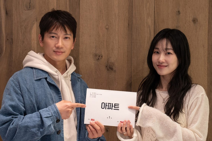 Ji Sung trở lại với hình tượng một cựu giang hồ trong The Apartment Job. Nhân vật Park Hae Kang lên kế hoạch tranh cử vị trí Chủ tịch Hiệp hội cư dân của một khu chung cư cao cấp với mục đích chiếm đoạt khoản 'quỹ đen' được cất giấu bên trong. Tuy nhiên, kế hoạch kiếm tiền nhanh chóng kéo anh vào chuỗi bê bối tham nhũng và những bí mật bị che giấu nhiều năm. Phim kết hợp hài đen, tội phạm và yếu tố bí ẩn, hứa hẹn mang đến nhiều diễn biến khó lường.