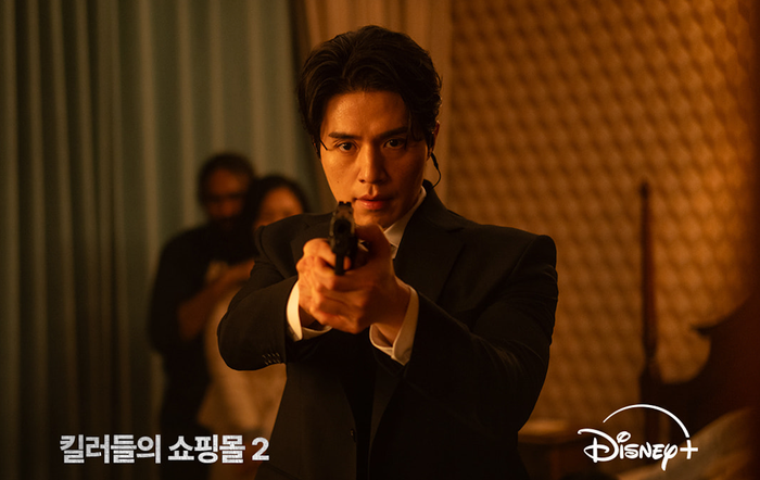 Sau thành công của phần đầu, A Shop for Killers 2 tiếp tục câu chuyện về Jeong Ji An và người chú Jeong Jin Man. Lần này, Ji An không còn là cô gái chỉ biết sinh tồn mà chính thức bước lên tiếp quản hệ thống của gia đình. Cùng chú mình, cô phải đối đầu với tổ chức sát thủ quốc tế Babylon cũng như sự trở lại của phản diện Bale, mở ra cuộc chiến mới đầy khốc liệt.
