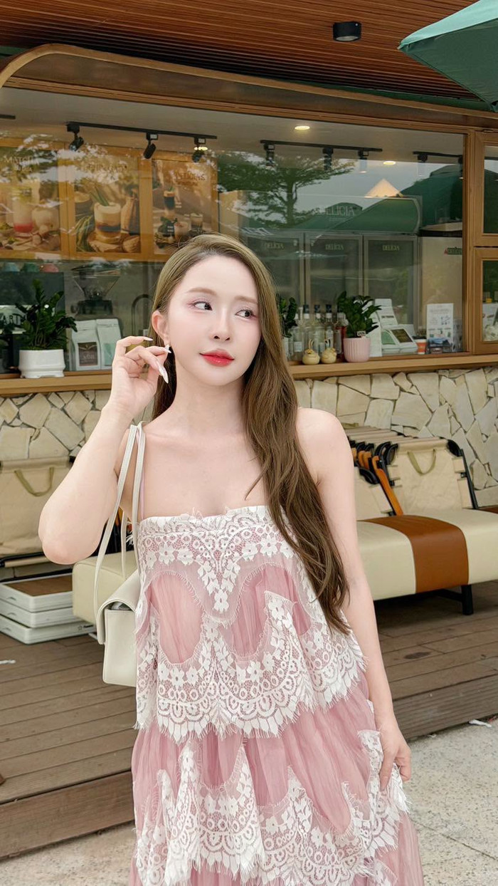 Quỳnh Nga diện váy hồng, khoe nhan sắc nữ tính và ngọt ngào ở tuổi 38. (Nguồn: FBNV)