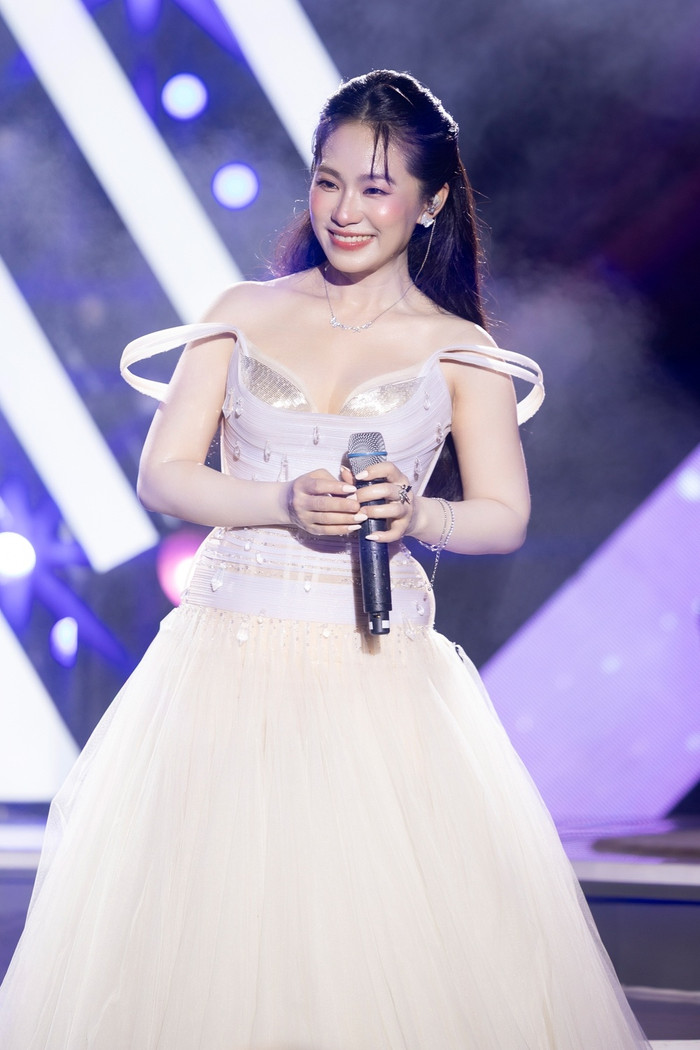 Sau sự thoái trào của dòng nhạc teenpop, ca sĩ Lương Bích Hữu vẫn duy trì sự nghiệp ca hát đến hiện tại dù đã đi qua thời hoàng kim.