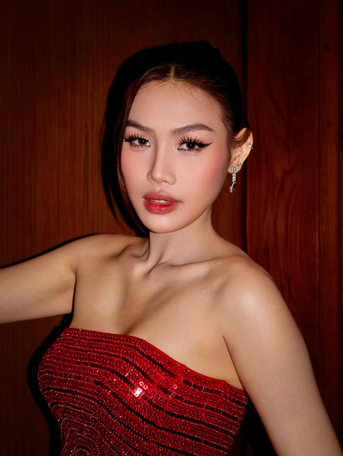 Á hậu Đỗ Cẩm Ly khoe vai trần quyến rũ với sắc đỏ quyền lực tại DANAFF. (Nguồn: FBNV)