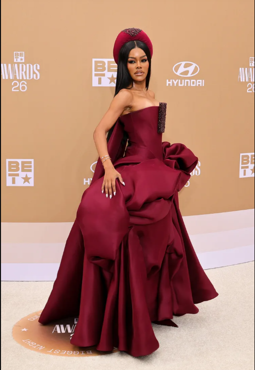 Tại thảm đỏ lễ trao giải BET Awards 2026, Teyana Taylor gây ấn tượng với chiếc váy đỏ nổi bật mang phom dáng cầu kỳ. Ảnh: Getty