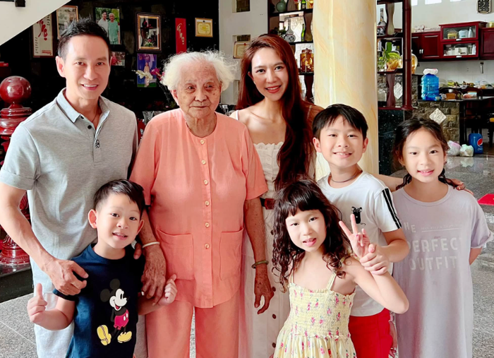 Mẹ Lý Hải bên cạnh các con và các cháu. Ảnh: FBNV