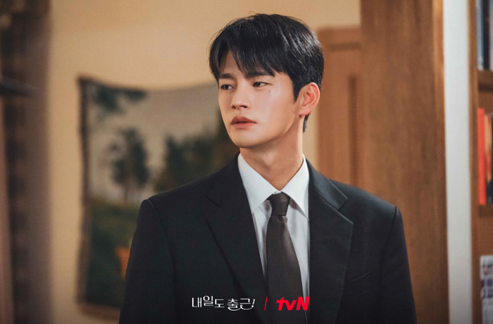 Những hình ảnh mới được nhà sản xuất công bố ghi lại khoảnh khắc Kang Si Woo lần đầu tiên đến nhà Cha Ji Yoon.